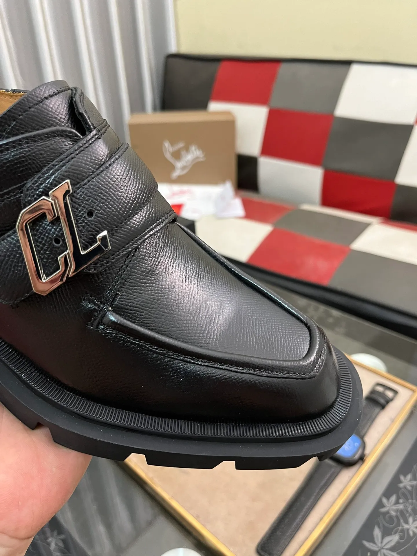 Men's shoes 💰820⌚️⌚️CL New formal leather shoes Christia* Loubouti* red-soled shoes GREGGO men's Oxford shoes Made of imported cowhide/glossy patent leather/stitched contrasting high silk suede. Three-section toe design. Iconic red outsole, the ultimate personalized shoe. Original color cowhide lining. Original Italian leather outsole; fine workmanship brings you a luxurious experience. With its neat silhouette and straightforwardness, GREGGO men's Oxford shoes are Oxford shoes born for city roaming. The elegant lines and classic silhouette exude eternal charm. The black patent leather material is exquisite and eye-catching, adding a sense of luxury to the overall look. The slender toe design is full of elegance, and matched with closed shoelaces of the same color, the sophistication is invisible. The slim sole design provides the shoes with a light foot feel, elegant steps, and a refined and elegant look. Shows outstanding texture.  Standard leather shoe size: 38-44
